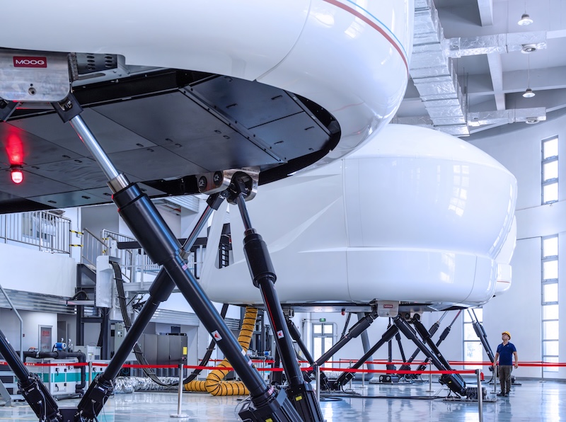 《科创光谱》系列：均瑶集团华模科技737MAX-D级全自动模拟机，技术人员正在进行日常目视检查